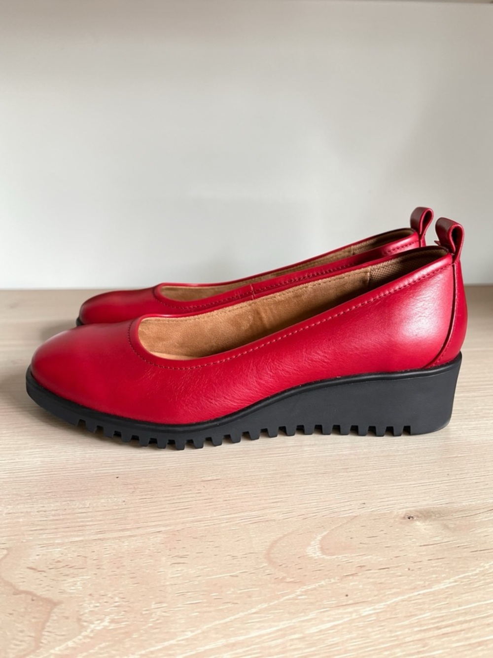 Comfortiva Dillon Cherry Red Leather Wedge Pump Size 8.5